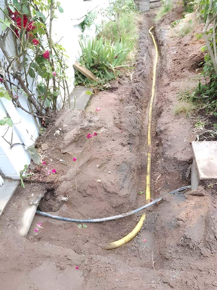 Tranchée avec tuyaux de plomberie enterrés, Treillières