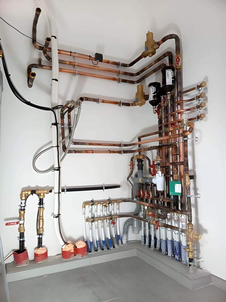 Système de plomberie et de chauffage complexe, Treillières